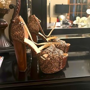 Jessica Simpson  new in box caramel/ black rattan wedges